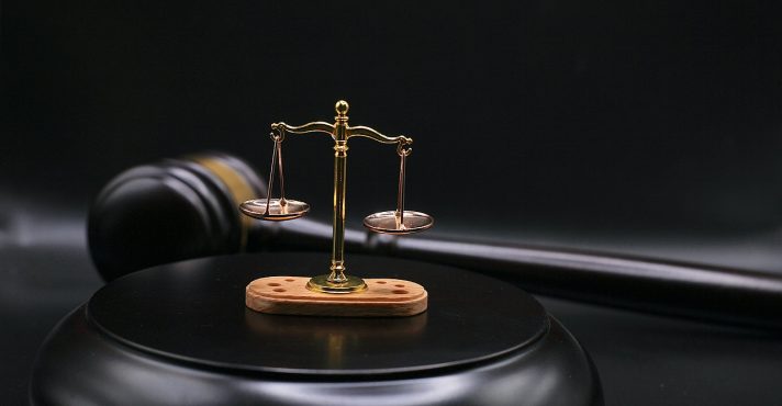 Justiça autoriza jovem a remover nome do pai abusador de documento e traz esperança para vítimas