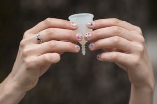 Um terço das mulheres faltam ao trabalho ou à escola devido à menstruação; acesso a produtos é limitado