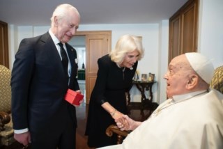 Carlos e Camila fazem visita surpresa ao Papa Francisco e celebram 20 anos de casamento
