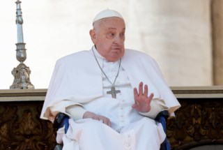 Papa Francisco retorna ao Vaticano e compartilha mensagem de esperança após internação