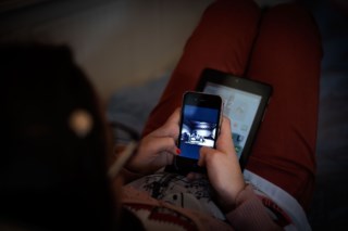 Uso de ecrãs na cama pode aumentar insónia em 59% e reduzir sono