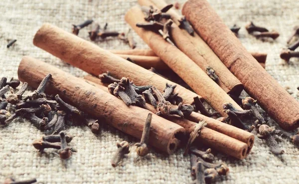 Cravo e Canela: Descubra Os Benefícios e Curiosidades Dessas Especiarias