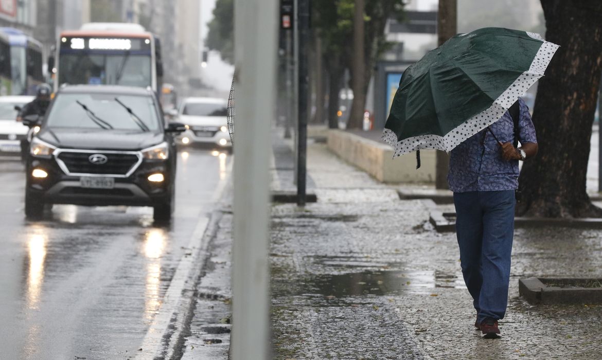 Temporal aflige o Rio de Janeiro com chuvas fortes e ventos intensos