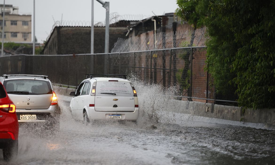 Temporal causa alagamentos e interdições em rodovias do Rio de Janeiro nesta sexta-feira
