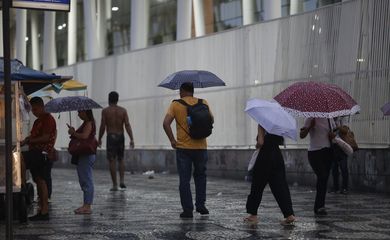 Temporal causa alagamentos e interdições em rodovias do Rio de Janeiro nesta sexta-feira