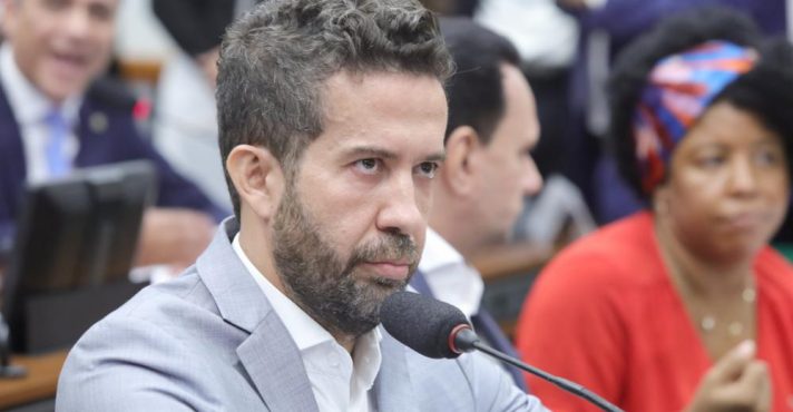 Deputado Janones é acusado de 'rachadinha' que inclui gastos em clínicas de estética e empréstimos irregulares