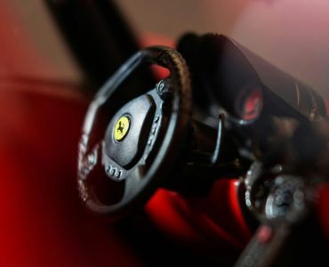 A Ferrari está se preparando para lançar seu primeiro carro 100% elétrico no final de 2025