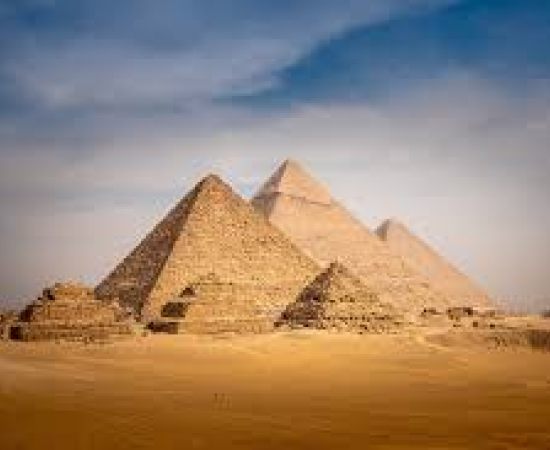 Pesquisadores Descobrem Estruturas Subterrâneas Sob as Pirâmides de Gizé, Gerando Controvérsia Científica