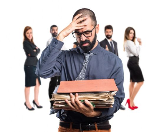 Burocracia e Empreendedorismo: Como a Excessiva Regulação Pode Impedir o Crescimento de Pequenos Negócios.