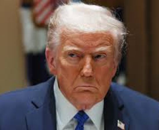 Trump impõe tarifa de 25% sobre carros importados para proteger empregos nos EUA