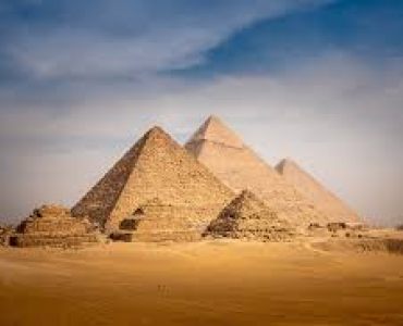 Pesquisadores Descobrem Estruturas Subterrâneas Sob as Pirâmides de Gizé, Gerando Controvérsia Científica