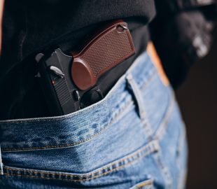 Senado aprova porte de arma para mulheres sob medida protetiva: um passo para a segurança feminina?