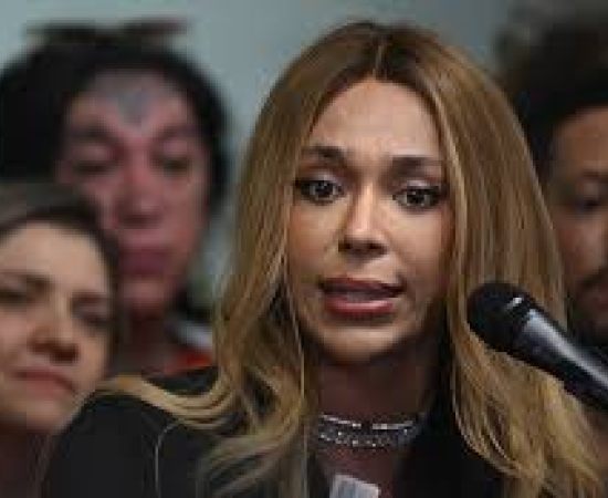 Erika Hilton apresenta PEC que propõe jornada de trabalho 4x3 e o fim da escala 6x1