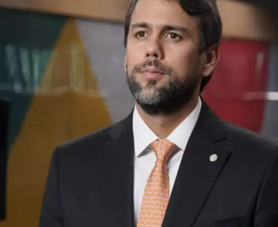 Novo ministro de Lula enfrenta críticas devido a emendas para prefeitura do pai