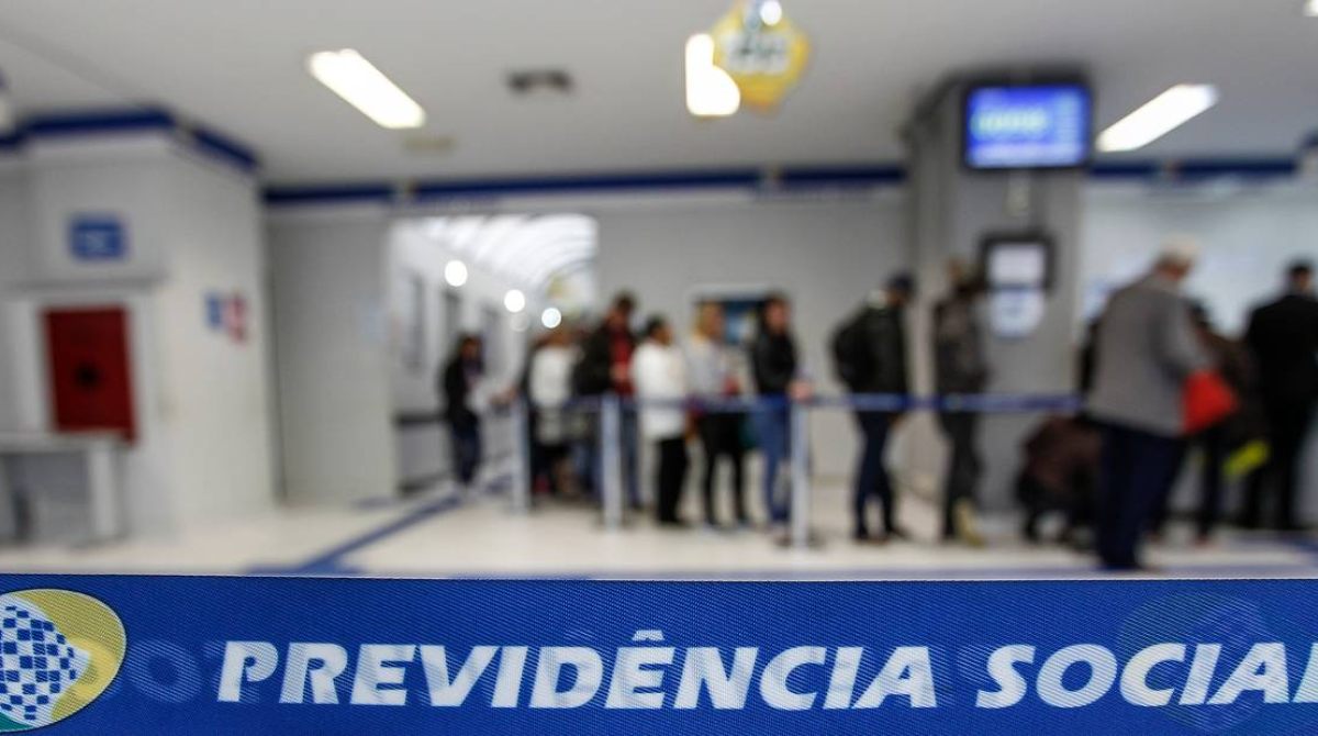 Fila do INSS atinge o maior crescimento em meses: 1,8 milhão de pedidos e prazos aumentando.