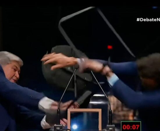 A Cadeirada, Rindo para Não Chorar: A Normalização da Violência na Sociedade Brasileira