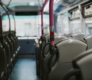 Facções do Rio sequestram 49 ônibus em 2025: impacto no transporte público e confrontos com a polícia