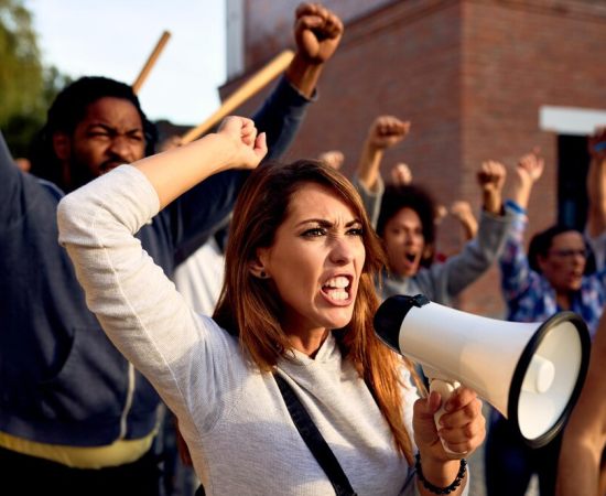 Crítica ao Estado e Intervencionismo: Análise libertária do papel do estado.