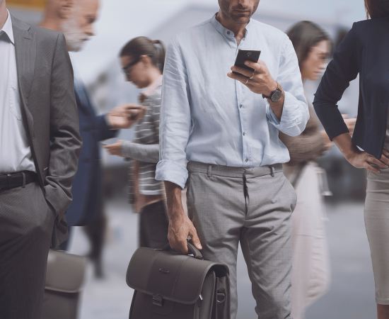 Pão e Circo na Era Digital: Como a Distração Permeia a Sociedade Moderna