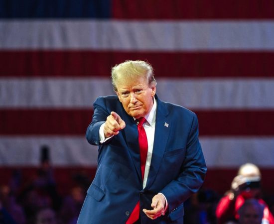 Trump revoga incentivos a carros elétricos enquanto Elon Musk se adapta à nova realidade