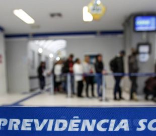 Fila do INSS atinge o maior crescimento em meses: 1,8 milhão de pedidos e prazos aumentando.