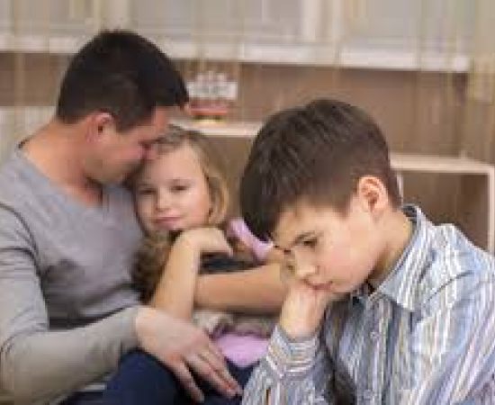 Descobrindo a Verdade sobre Filhos Favoritos: Impactos na Vida Familiar e na Saúde Mental