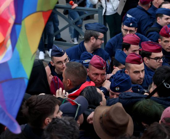 Hungria aprova emenda constitucional fixando gênero masculino e feminino na Constituição