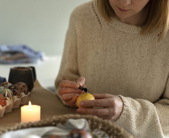 Rituais de Renovação: A Realidade das Limpezas de Páscoa e a Esperança em Tempos Difíceis