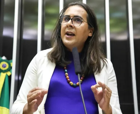 Duda Salabert denuncia que EUA mudaram seu visto para gênero masculino, desrespeitando identidade de gênero