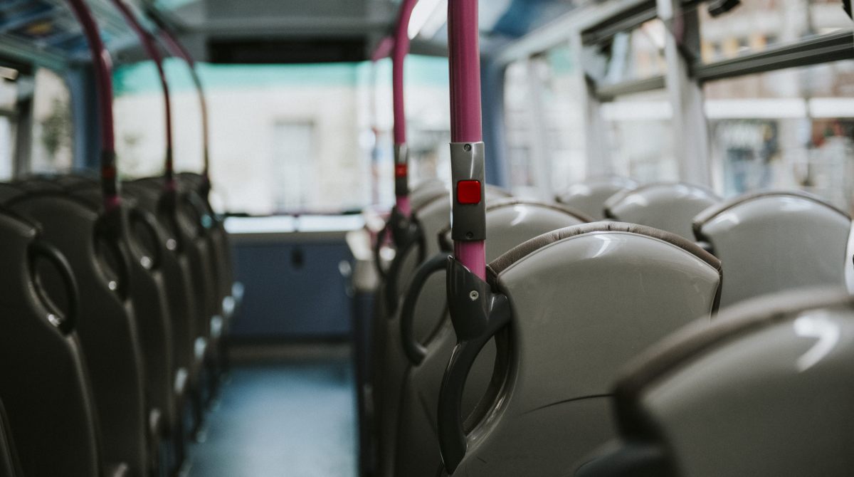 Facções do Rio sequestram 49 ônibus em 2025: impacto no transporte público e confrontos com a polícia