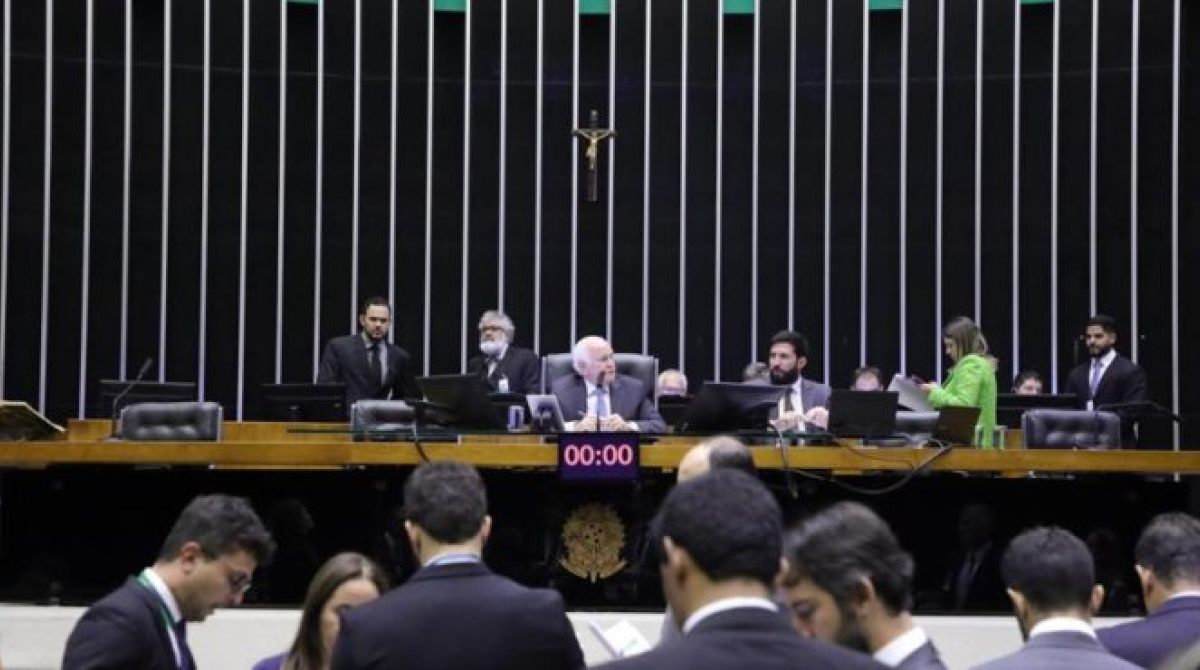 Você Não Vai Acreditar no Que a Câmara dos Deputados Acabou de Aprovar para Combater o Crime! Acesso Imediato aos Dados de Tornozeleiras Eletrônicas!