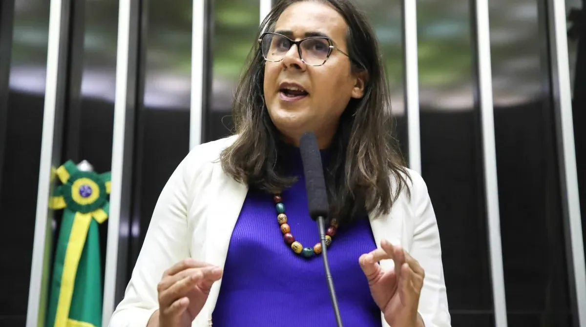 Duda Salabert denuncia que EUA mudaram seu visto para gênero masculino, desrespeitando identidade de gênero