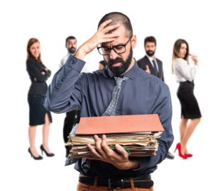 Burocracia e Empreendedorismo: Como a Excessiva Regulação Pode Impedir o Crescimento de Pequenos Negócios.