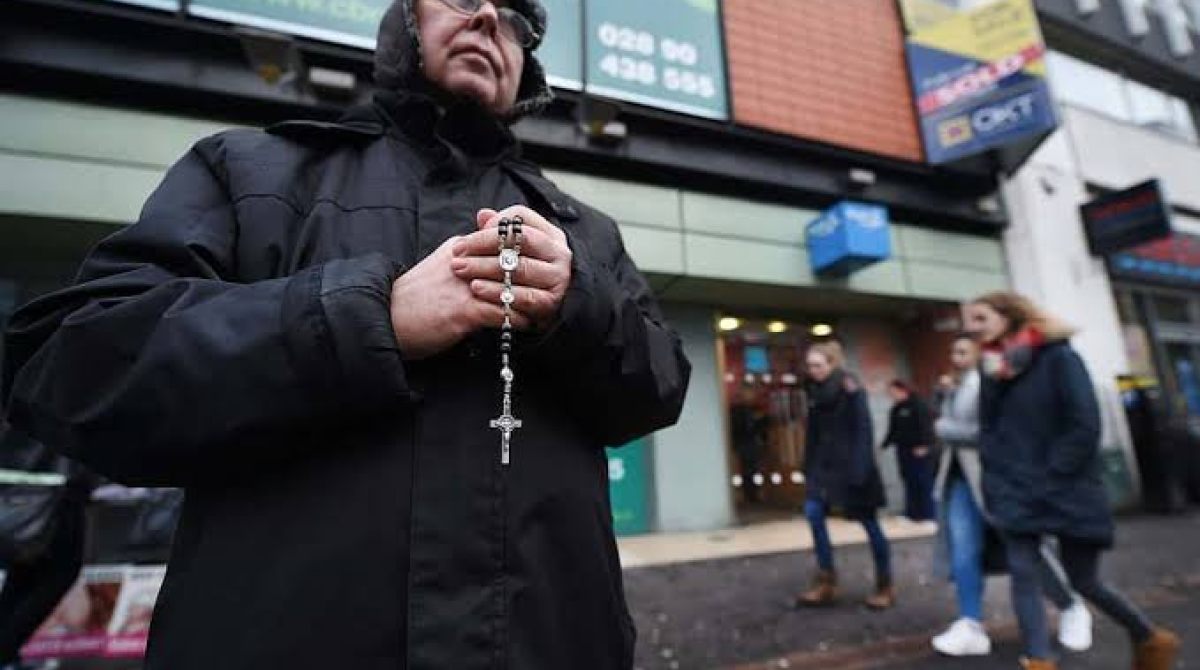 Nova Lei sobre Aborto na Escócia Pode Penalizar Pessoas que Rezam Perto de Clínicas por “Assédio”