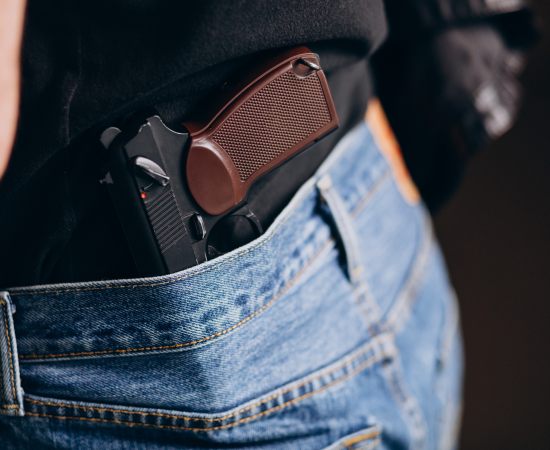 Senado aprova porte de arma para mulheres sob medida protetiva: um passo para a segurança feminina?