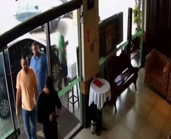 Criminosos do CV fogem de presídio e almoçam na presença de policial em churrascaria