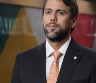 Novo ministro de Lula enfrenta críticas devido a emendas para prefeitura do pai