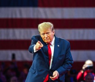 Trump revoga incentivos a carros elétricos enquanto Elon Musk se adapta à nova realidade