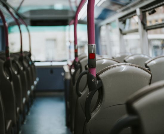Facções do Rio sequestram 49 ônibus em 2025: impacto no transporte público e confrontos com a polícia