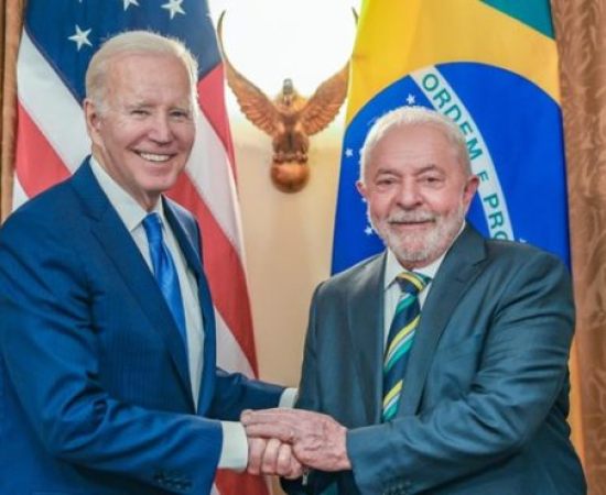 Biden chega ao G20 no Rio com suprimentos e medidas de segurança robustas; Jinping também faz exigências.