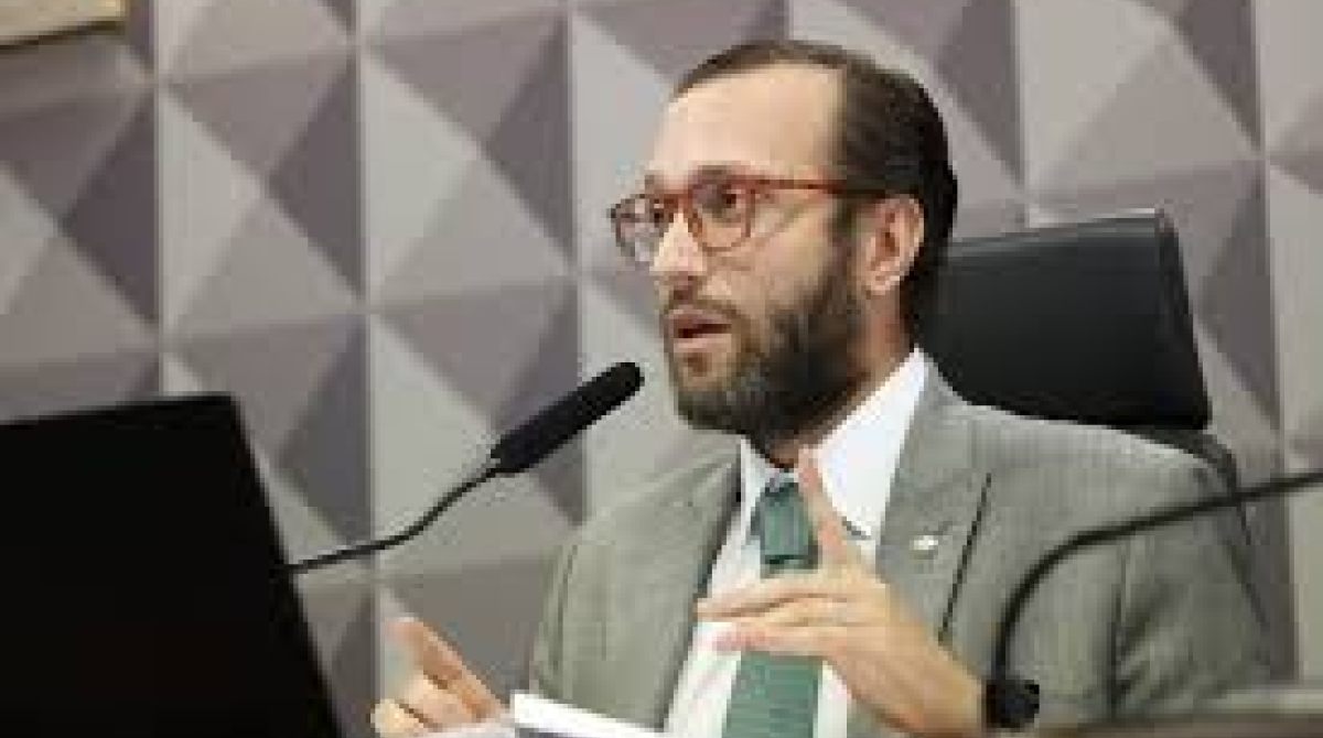 Filipe Barros critica Lula e aponta censura como ameaça à liberdade de expressão no Brasil