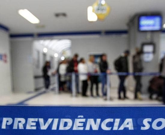 Fila do INSS atinge o maior crescimento em meses: 1,8 milhão de pedidos e prazos aumentando.