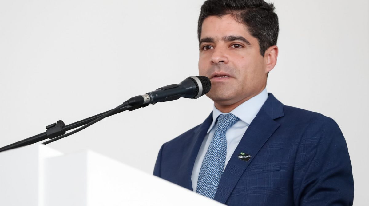 ACM Neto desponta como favorito na corrida pelo governo da Bahia, indica pesquisa recente