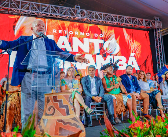 Lula e Líder Indígena: Um Debate Acirrado sobre Transparência e Direitos no Governo Federal