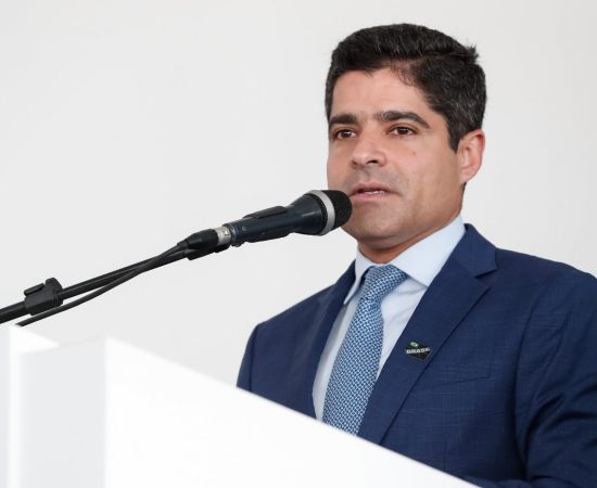 ACM Neto desponta como favorito na corrida pelo governo da Bahia, indica pesquisa recente