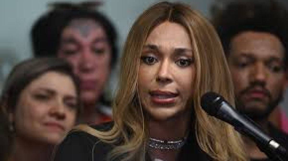 Erika Hilton apresenta PEC que propõe jornada de trabalho 4x3 e o fim da escala 6x1