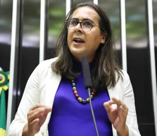 Duda Salabert denuncia que EUA mudaram seu visto para gênero masculino, desrespeitando identidade de gênero