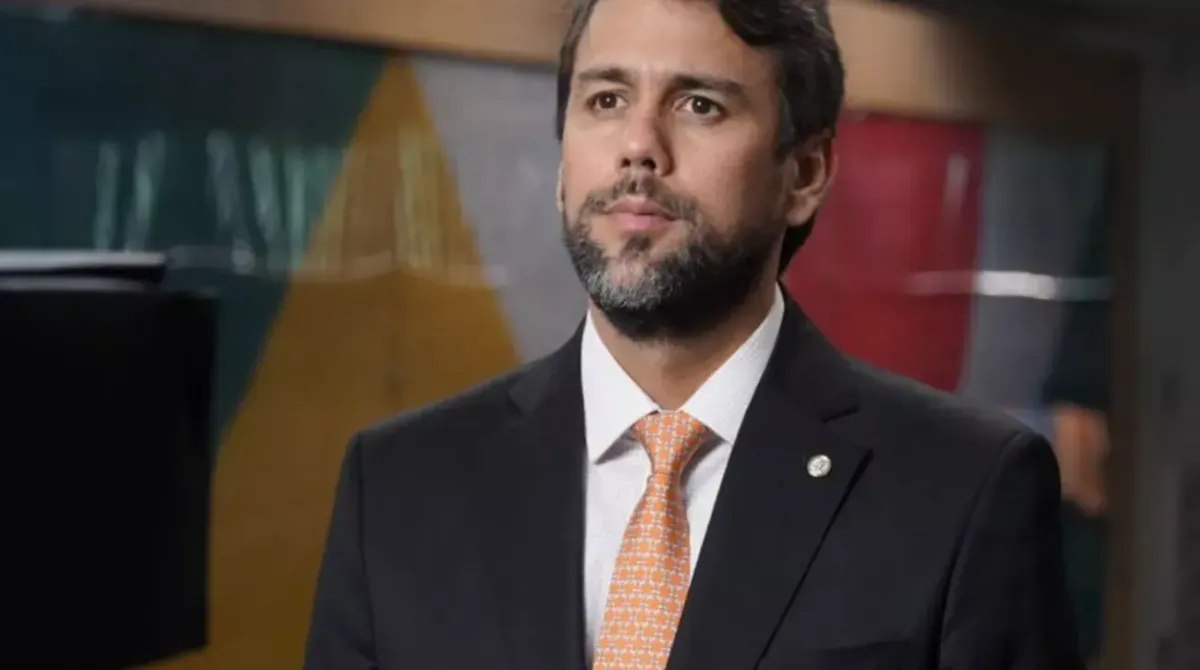 Novo ministro de Lula enfrenta críticas devido a emendas para prefeitura do pai