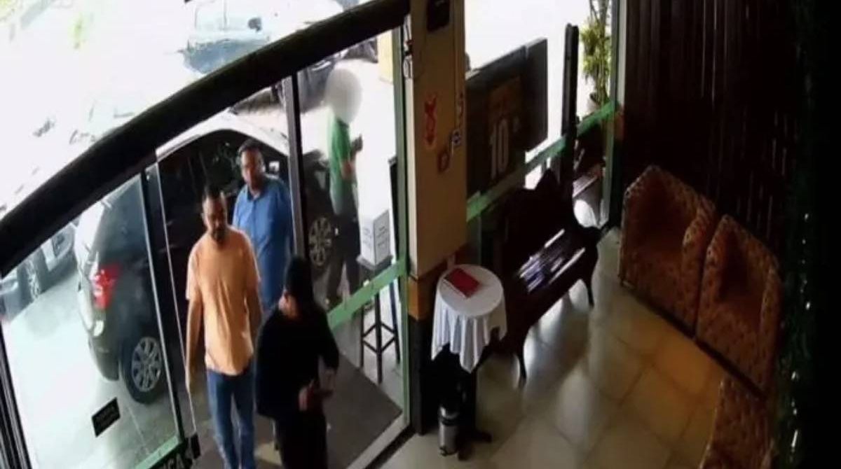 Criminosos do CV fogem de presídio e almoçam na presença de policial em churrascaria