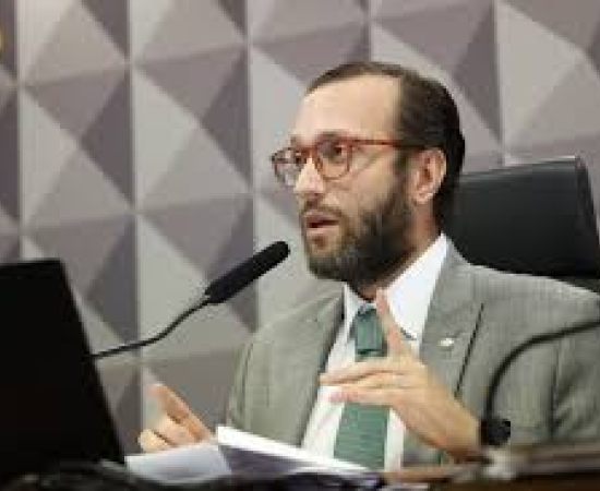 Filipe Barros critica Lula e aponta censura como ameaça à liberdade de expressão no Brasil